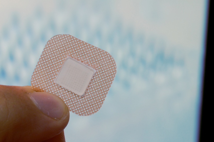 Miếng dán vi kim (microneedle patches) dùng trong vận chuyển vắc-xin thay thế bơm kim tiêm: Công nghệ thay đổi cuộc chơi?